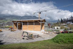 Rundgang in und um die neue Fernwärmeanlage des Wärmeverbund Sarnen, welche unmittelbar beim Werkhof zu stehen kommen wird. (Bild: Pius Amrein, Mittwoch 17. April 2019)