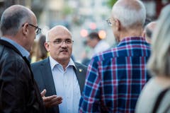 Vor dem TZ-Podium: Apéro mit Bier und Bratwurst vor dem Rathaus in Weinfelden. (Bild: Reto Martin)