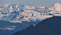 Die Hochalp ist wieder begehbar. Man sieht deutlich die gefräste, schneebefreite Strasse. Dieses Frühjahr musste man lange warten als Fussgänger, um die Hochalp zu besuchen. (Bild: Walter Schmidt)
