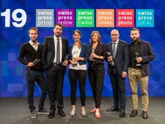 Die Gewinnerinnen und Gewinner der Swiss Press Awards 19, von links: Stefan Bohrer (Foto), Florian Imbach (Video), Rahel Walser (Radio), Camille Krafft (Print), Alessandro Bertellotti (Local) und Pierre Pistoletti (Online). (Bild: KEYSTONE/ALESSANDRO DELLA VALLE)