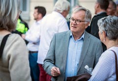 Vor dem TZ-Podium: Apéro mit Bier und Bratwurst vor dem Rathaus in Weinfelden. (Bild: Reto Martin)