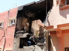 Ein von Granatbeschuss beschädigtes Haus im Stadtteil Abu Salim von Tripolis. (Bild vom 17. April) (Bild: KEYSTONE/EPA/STRINGER)