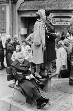 Zwei Frauen stehen 1983 ausserhalb des Rings auf einer Sitzbank, um das Geschehen an der Landsgemeinde von Appenzell Innerrhoden besser beobachten zu können, aufgenommen im April 1983. (Bild: Keystone/Str)