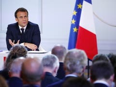 Der französische Präsident Emmanuel Macron kündigte neue Reformen an und stellte sich den Fragen der Journalisten. (Bild: KEYSTONE/EPA/IAN LANGSDON)