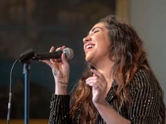 Die irische Songwriterin Ruth Anne gab am Donnerstag in Luzern einen Vorgeschmack auf ihren Auftritt am Blue Balls Festival 2019. (Bild: KEYSTONE/URS FLUEELER)