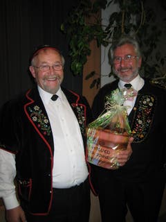 Der wiedergewählte Obmann Sepp Barmettler der Unterwaldner Jodlervereinigung(recht) mit dem neu gewählten Ehrenmitglied Hanspeter Schnider. (Bild: PD, Kägiswil, 9. November 2008)
