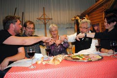 Die Älplergesellschaft Buochs feiert ihr 150-Jahr-Jubiläum unter anderem mit dem Aufführen alter Sprüche. Mit dabei (von links) bei einer Schnupfszene: Klaus Achermann, Seppi Risi, Margrit Felber, Sepp Barmettler, Claudia Barmettler. (Bild: Rosmarie Berlinger, 21. April 2012)