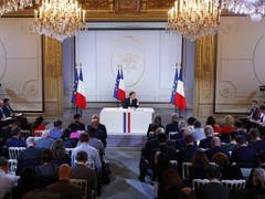 Vier Wochen vor der Europawahl hat Frankreichs Staatschef Emmanuel Macron den Franzosen neue milliardenschwere Zugeständnisse in Aussicht gestellt. (Bild: KEYSTONE/EPA/IAN LANGSDON)