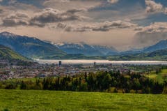 Föhnstimmung über dem Zugersee. (Bild: Caroline Pirskanen, Ebertswil, 24. April 2019)