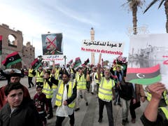Einwohner von Tripolis protestieren in gelben Westen gegen den Versuch des abtrünnigen Generals Chalifa Haftar, die Hauptstadt Tripolis zu erobern. (Bild vom 19. April) (Bild: KEYSTONE/AP/HAZEM AHMED)