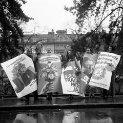 «Den Frauen zu liebe – ein männlcihes JA»: Befürworterinnen des Frauenstimmrechts posieren am 26. Januar im Vorfeld der nationalen Abstimmung vom 7. Februar 1971 zum Frauenstimmrecht auf Bundesebene mit Ja-Plakaten in Zürich. (Bild: Keystone/Str)