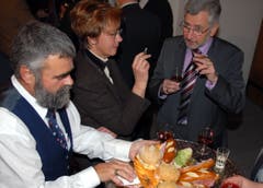 Apéro zum Schluss der Landratssession in Nidwalden an der letzten Sitzung des Landrates: Sepp Barmetler (mit Stumpen) mit Weibel Josef Camenzind und alt Regierungsrätin Lisbeth Gabriel. (Bild: Markus von Rotz, Stans, 12. Dezember.2007)