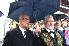 Am Festanlass zum gleichen Jubiläum: Sepp Barmettler (rechts) mit alt Regierungs- und Ständerat Paul Niederberger. (Bild: André A. Niederberger, 28. Oktober 2012)
