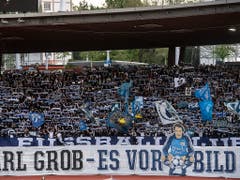 Die Zürcher Südkurve erwies dem verstorbenen ehemaligen FCZ-Keeper Karl Grob mit einer Choreografie die Ehre (Bild: KEYSTONE/ENNIO LEANZA)