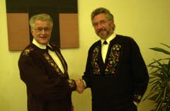 Sepp Barmettler (rechts) übernimmt das Amt als Obmann der Unterwaldner Jodlervereinigung von Zeno WOlf. (Bild: Josef Reinhard, 29. November 2002)