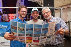 Die Initianten der Buochser Seemeile werfen einen Blick in die druckfrische Faltkarte (von links): Von links: Reto Wyss, Kanuwelt Buochs; Stefan Ulrich, SUPoint und Sepp Barmettler, Tourismus Buochs-Ennetbürgen. (Bild: Edi Ettlin, Buochs, 1. Juli 2017)