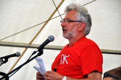 Sepp Barmettler vom OK des ersten Summerfäschts in Buochs bei der Preisverleihung für Velo-Kunstwerke von Schulklassen im Rahmen der Tour-de-Suisse-Etappe. (Bild: Oliver Mattmann, 15. Juni 2013)
