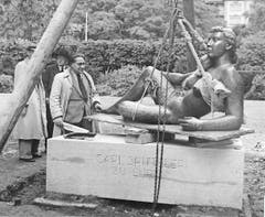 Der Carl-Spitteler-Quai wurde 1940 mit der Skulptur «Die Liegende» aufgewertet. Links im Bild der Künstler Roland Duss. (Bild: Otto Pfeifer, 1940/2a/Kunstgegenstände)