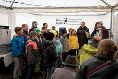 "Mir händ e Hängebrugg, wo sich cha lo gseh", singt eine Schulklasse aus Grub SG.