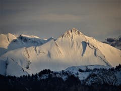 Die letzten Sonnenstrahlen am tiefverschneiten Brisen (Bild: Margrith Imhof-Röthlin, Meggen, 26. April 2019)
