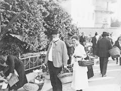 Der Luzerner Ehrenbürger Carl Spitteler am Markt mit Griti Sachs im Jahr 1922. (Bild: Nachlass Carl Spitteler, Schweizerisches Literaturarchiv, Bern)