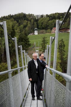 Die Regierungsräte Dölf Biasotto (AR) und Marc Mächler (SG) gehören zu den ersten, die über die Brücke schreiten.