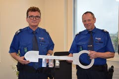 Stationschef Basil Jung (links) und Kapo-Kommandant Bruno Zanga bei der symbolischen Schlüsselübergabe.