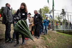 In Einerkolonne über die neue Brücke.