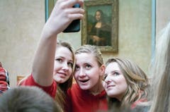 Selfie-Hype vor «Mona Lisa» im Pariser Museum Louvre. (Bild: Bilder: Instagram, Alamy)