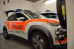 In der geräumigen Garage werden die neuen Elektrofahrzeuge mit Strom gespiesen.
