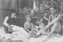 Der 74-jährige Spitteler mit Freunden und dem Komponisten Eugen d’Albert (Mitte) im Strandbad Weggis 1919. (Bild: Nachlass Carl Spitteler, Schweizerisches Literaturarchiv, Bern)