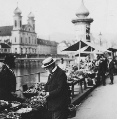 Carl Spitteler beim Einkaufen am Luzerner Wochenmarkt im Jahr 1922, im Hintergrund die Jesuitenkirche. (Bild: Nachlass Carl Spitteler, Schweizerisches Literaturarchiv, Bern)