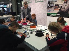 Keine Angst vor Technik: Buben und Mädchen können an der BEA spielerisch Technik und Naturwissenschaften erkunden. (Bild: Therese Hänni)