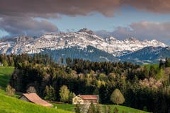 Der Säntis mit starkem Wind im wechselhaften Sonne-Wolken-Mix. Vom Höhenweg Herisau aus. (Bild: Luciano Pau)