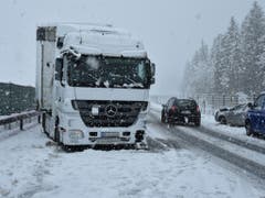 In Nufenen war ein italienischer Autofahrer mit Sommerreifen unterwegs. Er geriet auf die Gegenfahrbahn und kollidierte mit einem Sattelschlepper. (Bild: Kapo Graubünden)