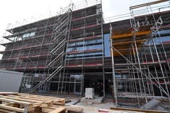 Der Haupteingang vom Platz zwischen Amriville und Migros.