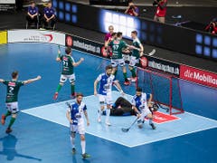 Die Spieler von Wiler-Ersigen bejubeln einen Treffer (Bild: KEYSTONE/ENNIO LEANZA)
