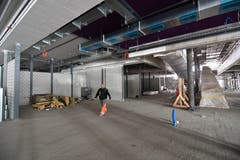 Die Rolltreppe, die vom Obergeschoss ins Erdgeschoss führt. In die Nische links kommt der Kiosk hin.