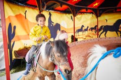 Ein kurzer Ritt auf dem Pony. (Bild: Jakob Ineichen, Luzern, 27. April 2019)