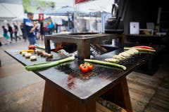 Heisses Gemüse brutzelt auf dem Grilltisch. (Bild: Jakob Ineichen, Luzern, 27. April 2019)