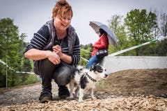 Rambo ist der erste Hund der die Brücke mit Frauchen Ute Kolb überquerte und die Hundegängigkeit mit Erfolg testete. (Bild: Hanspeter Schiess)