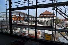 1. Obergeschoss. Blick aus dem Fenster beim Aufzugsbereich auf den Platz hinunter.