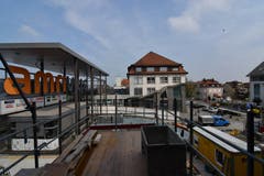 1. Obergeschoss. Blick aus dem Fenster beim Aufzugsbereich auf den Platz hinunter.
