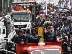 SCB-Torhütertrainer Aki Näykki hält auf dem Lastwagen den Meisterpokal, rechts neben ihm Trainer Kari Jalonen. (Bild: Keystone/ANTHONY ANEX)