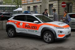 Eine öffentliche Premiere: Das erste E-Polizeiauto der Kantonspolizei St.Gallen.