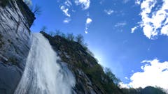 Viel Sonne, aber auch viel Wasser im Tessin. (Bild: Peter Bumbacher, Maggiatal, 27. April 2019)