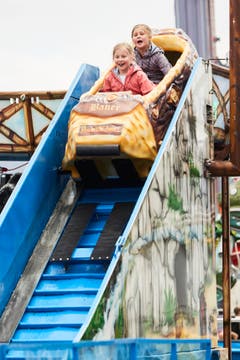 Kinder amüsieren sich auf der Wasserrutsche. (Bild: Jakob Ineichen, Luzern, 27. April 2019)