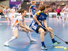 Nicole Capatt von Piranha Chur (links) im Duell mit Ellenor Bengtsson (Bild: KEYSTONE/ENNIO LEANZA)