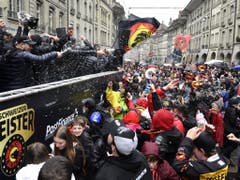 SCB-Spieler lassen sich in den Berner Altstadtgassen von den Fans feiern. (Bild: Keystone/ANTHONY ANEX)