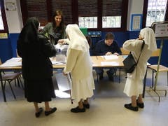 Nonnen in einem Madrider Wahlbüro. (Bild: KEYSTONE/EPA EFE/JAVIER LIZON)